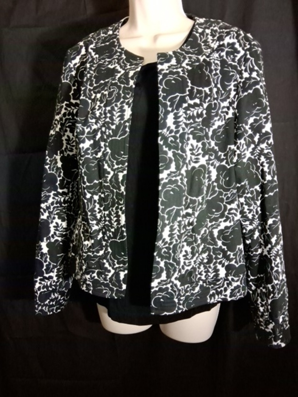 Peck & Peck Weekend Collection Black and White Floral Lined Blazer